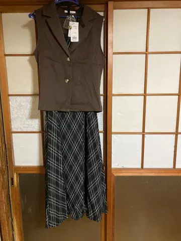 TRINITY 팬 브라운 베스트 체크 무늬 스커트 셋업