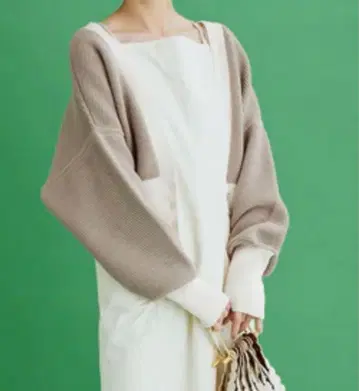 숏 기장 가디건