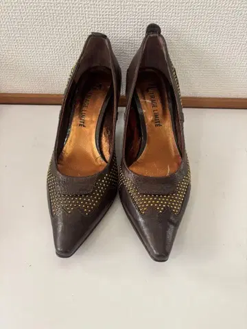 스터드 장식 브라운 하이힐 36