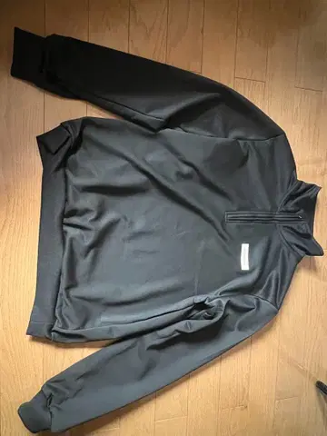 하프 지퍼 블랙