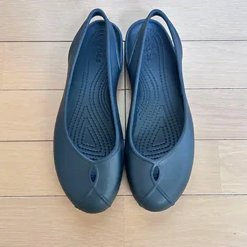 Crocs 블랙 플랫 샌들