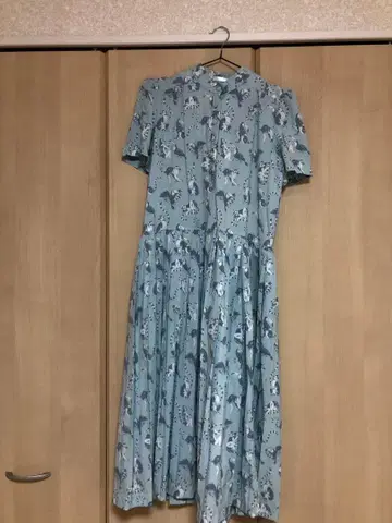 동물 패턴 스카이블루 반팔 무릎 기장 원피스