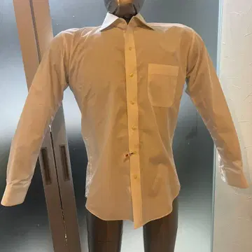 화이트 긴팔 셔츠 가슴 포켓 부착