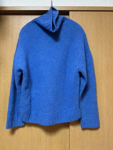 유나이티드 도쿄 블루 하이넥 니트 스웨터