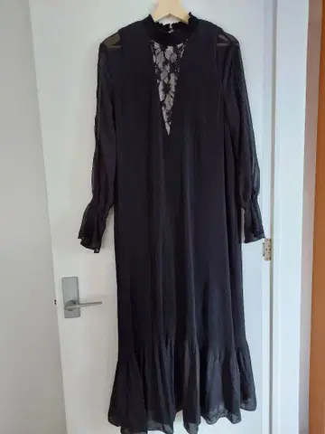 블랙 맥시 드레스 레이스 디테일