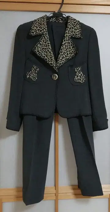 이타리야 레오파드 무늬 옷깃의 그레이 셋업