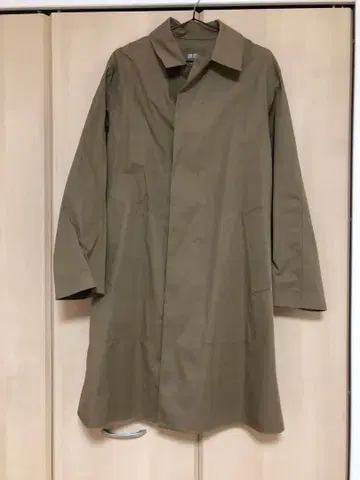 카키 트렌치코트