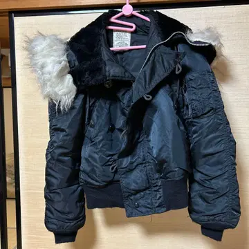 블랙 N2-B 플라이트 자켓 후드 부착