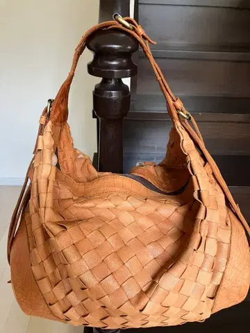 로비타 천연 가죽 뜨개질 숄더백