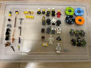 LEGO 미니 피규어와 부품 세트