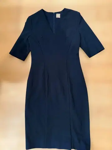 BOSS 네이비 V넥 타이트 드레스