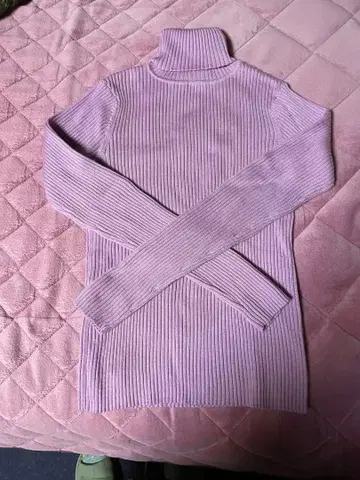 DKNY 핑크 리브 터틀넥 스웨터