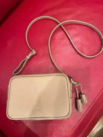 바지크 ANYWAY 태슬 부착 숄더 새상품급 베이지 계열