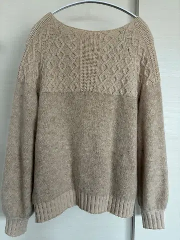 마리아 플러스 베이지 케이블 니트 스웨터