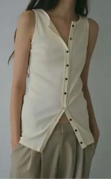 ETRE TOKYO 프론트 오픈 탱크탑 크림