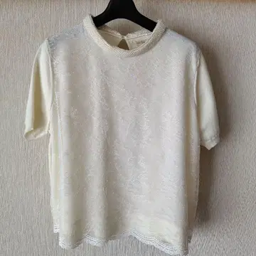 로즈 티아라 화이트 레이스 반팔 펄 넥 46