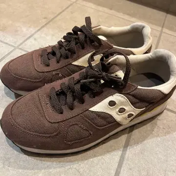 Saucony 브라운 스니커즈