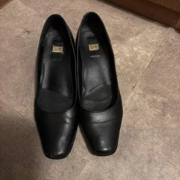 블랙 가죽 하이힐