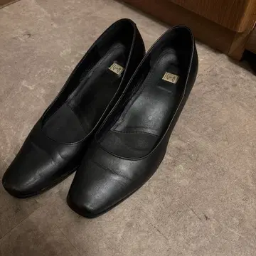 블랙 가죽 하이힐