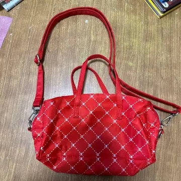 빨간색 로고가 들어간 챔피온 숄더백