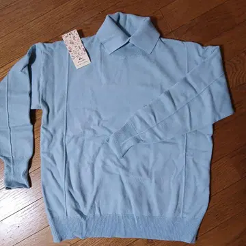 스카이블루 긴팔 니트 스웨터 접는 옷깃