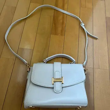 화이트 숄더백 합성 피혁