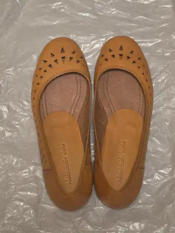 베이지 컷 아웃 디자인 플랫슈즈