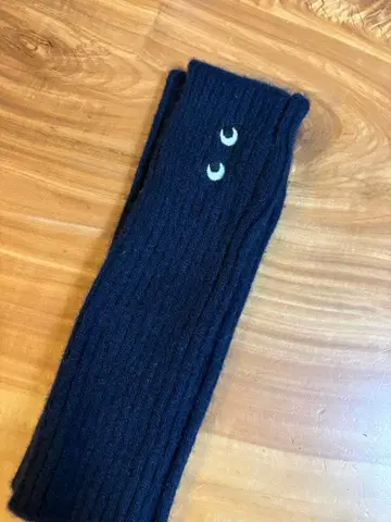 ANYA HINDMARCH 네이비 리브 암커버