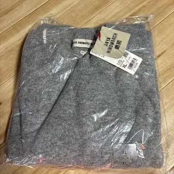 UNIQLO x ANYA HINDMARCH 프리미엄 라무 크루넥 스웨터