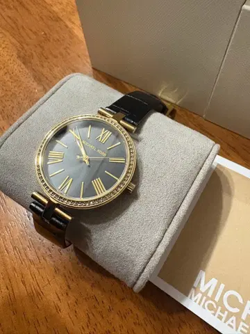 MICHAEL KORS 블랙 가죽 손목시계 새상품급