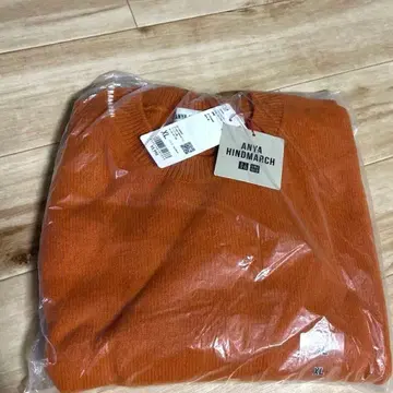 UNIQLO x ANYA HINDMARCH 프리미엄 라무 크루넥 스웨터