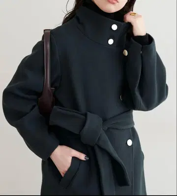 내추럴 꾸뛰르 ako 스탠드 카라 미들 기장 코트