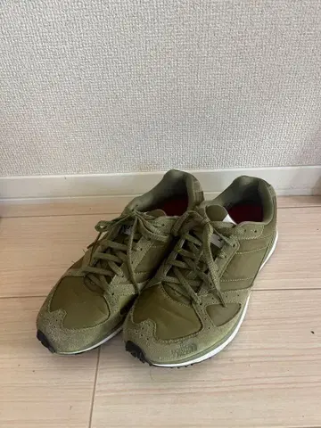 올리브색 스니커즈