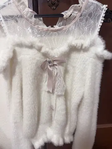 리즈리사 어깨 트임 니트 LIZLISA