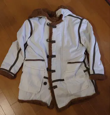 화이트 플리스 자켓 후드 부착