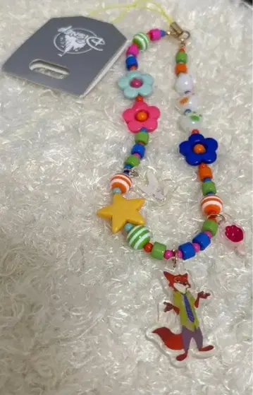 닉 와일드의 컬러풀한 비즈 스트랩