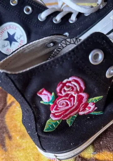 컨버스 블랙 하이컷 스니커즈 장미 자수 디자인 레어