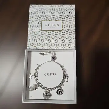 GUESS 게스 참 포함 슬라이더 팔찌