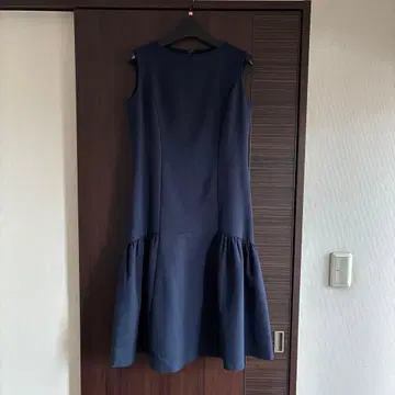 슬리브리스 네이비 원피스 무릎 기장