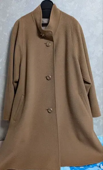 베이지 버튼 달린 롱 코트