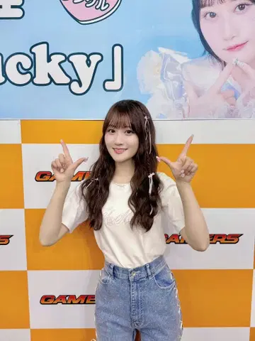 오구라 유이 착용 화이트 T셔츠 블랙 로고