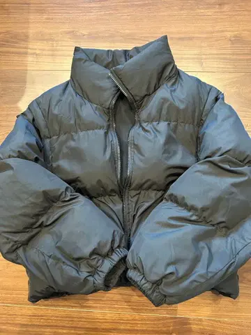 GU 블랙 다운 자켓