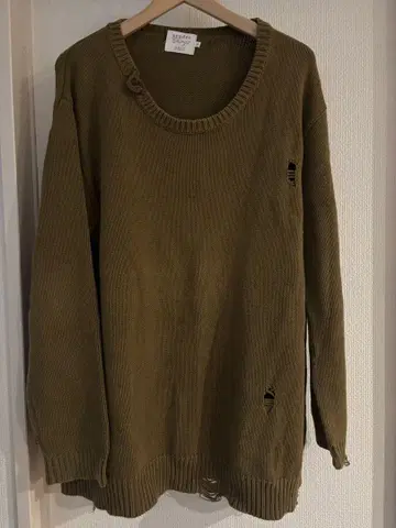 올리브 그린 크루넥 스웨터