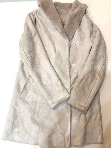 후드 부착 라이트 그레이 무스탕 코트