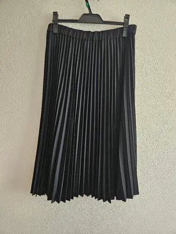 VALKURE 블랙 플리츠 스커트