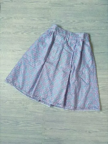 [TOCCA] 전체 자수, 꽃무늬 플레어 스커트 무릎 기장