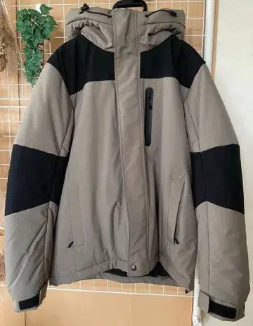 후드 부착 다운 자켓 베이지 x 블랙