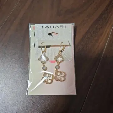 TAHARI 플라워 모티브 귀걸이