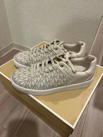 미사용 새상품 MICHAEL KORS 베이지 로고 스니커즈
