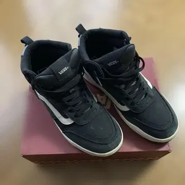 VANS SK8-Hi 블랙/화이트 하이컷 부츠